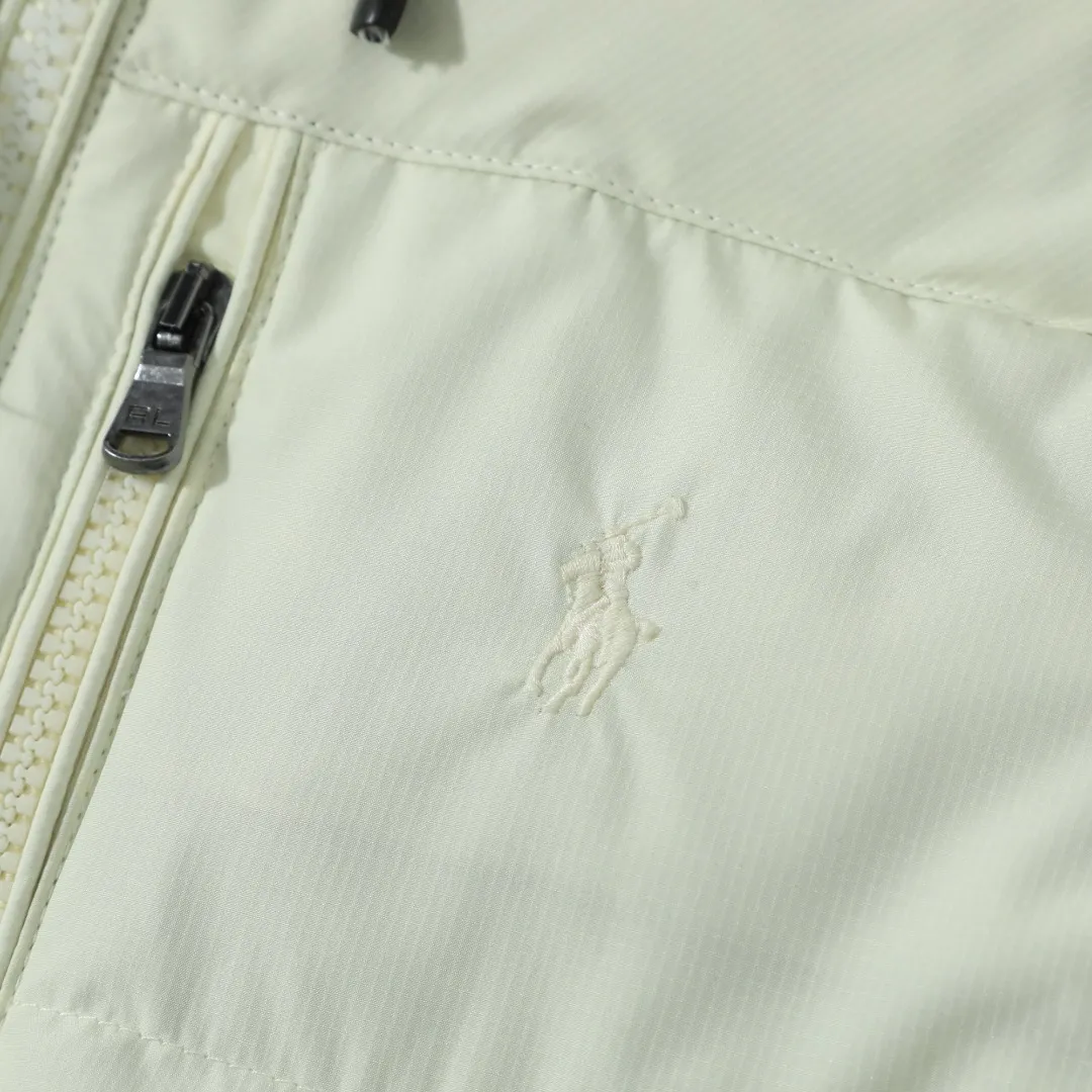 P660 #R54 Ralph Lauren/Ralph Lauren hooded down jacket (top quality, feel free to compare), using imported Barudan embroidery machine, carefully crafted with thousands of needles electric embroidery technology. Imported No. 7 needles and special embroidery thread ensure that every letter of the polo logo is full, three-dimensional and clear, creating the "most expensive embroidery logo" that can be called a work of art. Top-notch velvet core, luxurious warmth. Filled with national standard 80% high-quality white duck down, bringing excellent thermal insulation performance. At the same time, it is lightweight and can quickly regain its fluffiness after compression, bringing you a warm embrace without burden and resisting the harsh winter. Technical fabrics, no fear of wind and snow •Long-lasting fluffy and shape-retaining: High-quality filling ensures that the down jacket is not easy to stiffen and keeps you warm for a long time. •Strict anti-velvet technology: Using 400T gall fabric with pinhole retraction technology, it fundamentally eliminates the phenomenon of velvet leakage and makes wearing more secure. •All-round protective experience: Windproof and waterproof matte fabric, combined with an adjustable hem with a built-in drawstring buckle, can effectively lock in temperature and cold, and cope with changeable weather. Perfect details, creating a classic •Original electroplated YK zipper, smooth and durable, with brand texture highlighted in every detail. •Detachable hood design, one garment can be worn multiple times to meet different occasions and outfit needs. •Original hangtag and washed label, quality guaranteed. Five colors come together for couples to enjoy together: black is cool, beige is gentle, navy is calm, khaki is retro, and green is fresh. Available in five colors, the same style for men and women, it can be worn perfectly as a couple's outfit or a personalized item, becoming an indispensable fashion equipment on the streets in winter. Color: black, khaki, navy blue, army green, beige Size: S M L 66 67